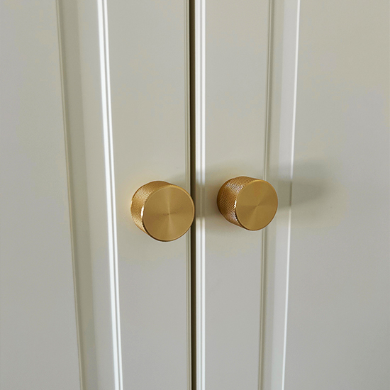 Wardrobe knobs in mixed wood and metal