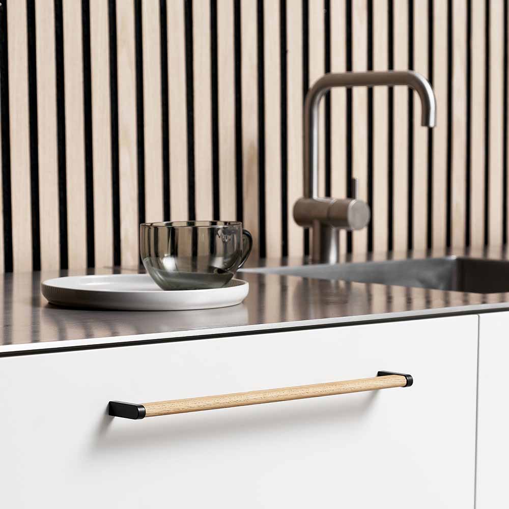 Handle Crossing - Oak/Black