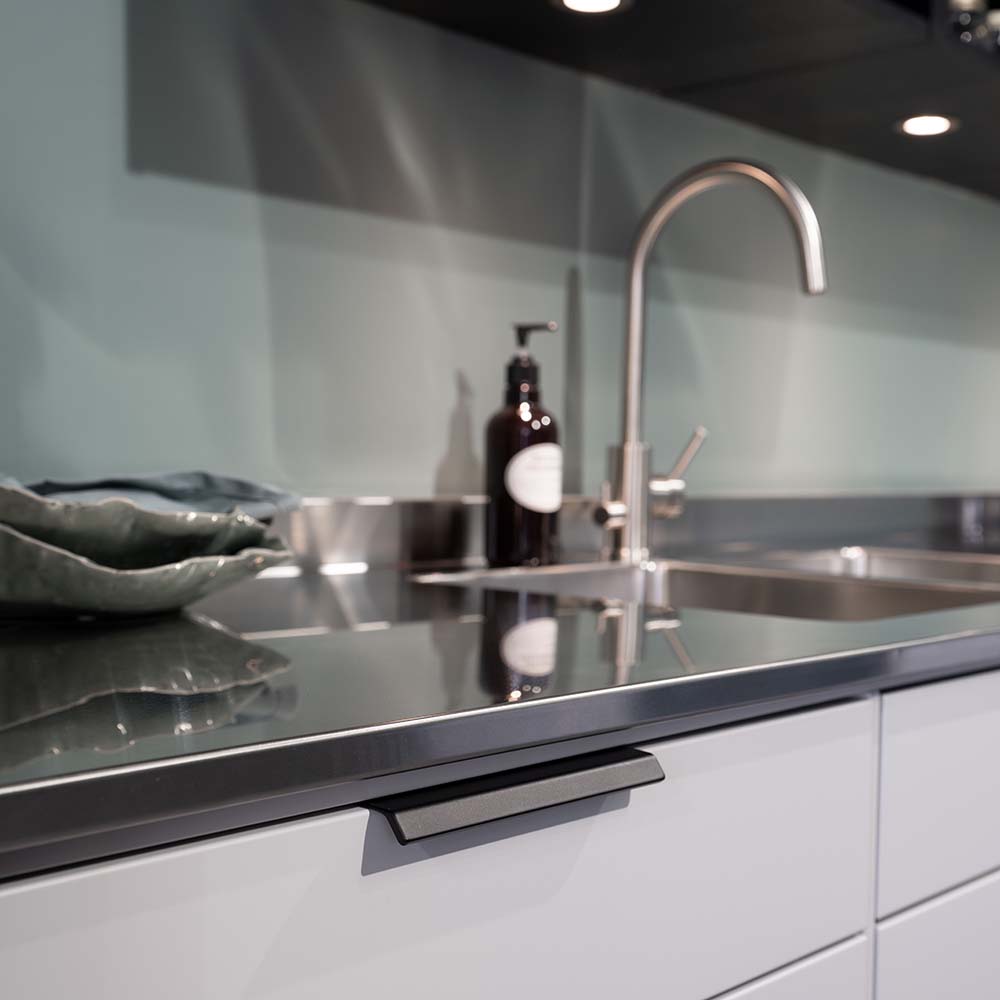 Edge Pull Handle Side - Matte Black