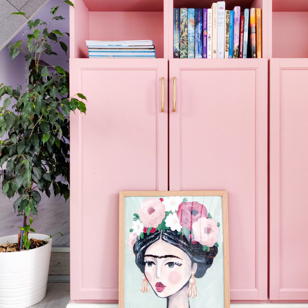 Étagère rose avec des poignées en laiton